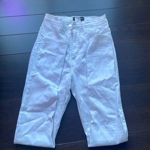 Classic high waisted jeans. White.